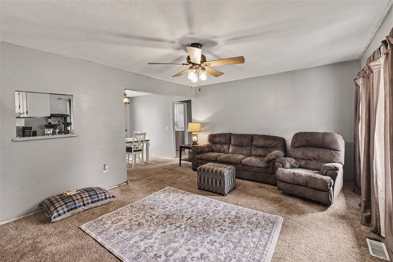 326 E Adams Street Property Photo 3