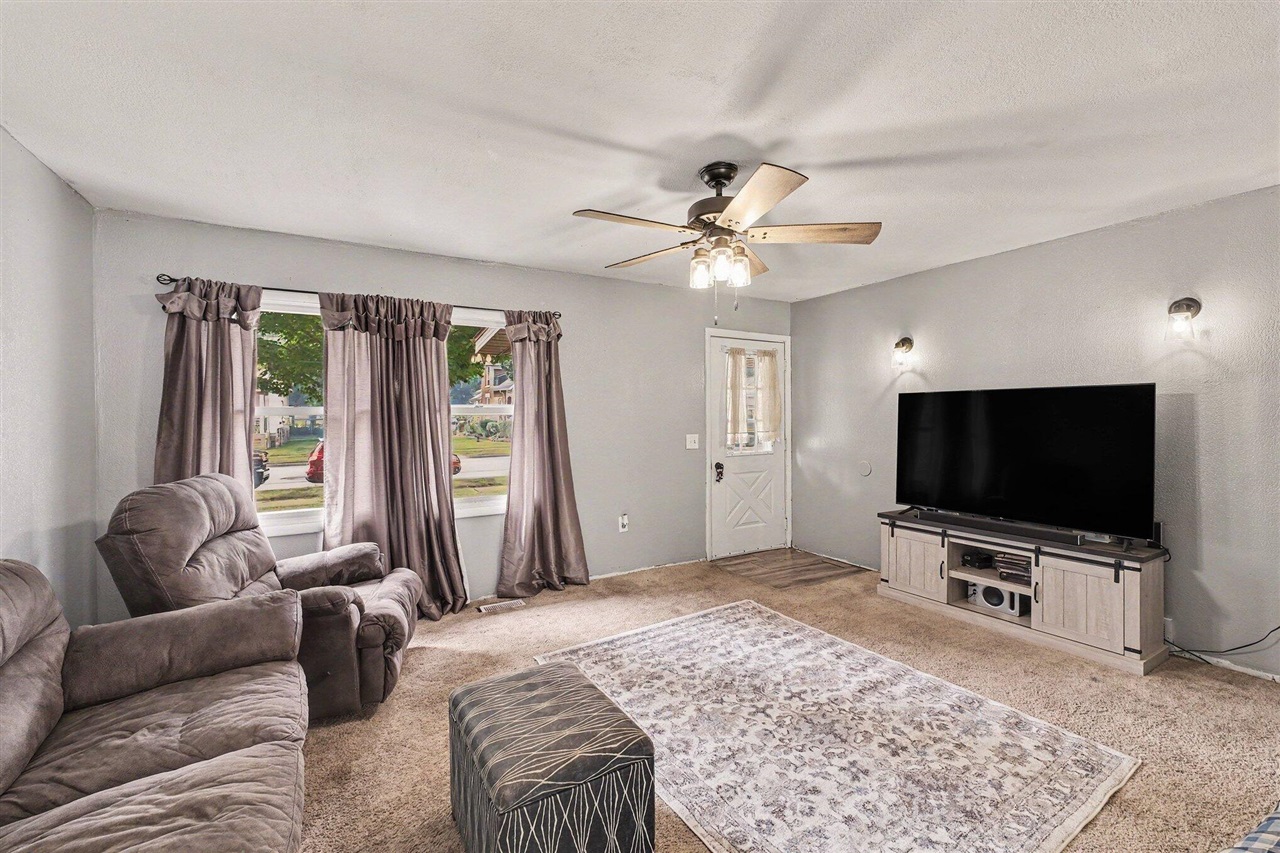 326 E Adams Street Property Photo 4