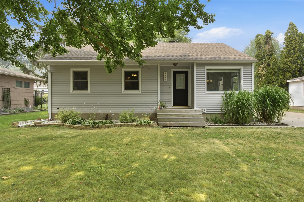 725 Winter Street Property Photo 1