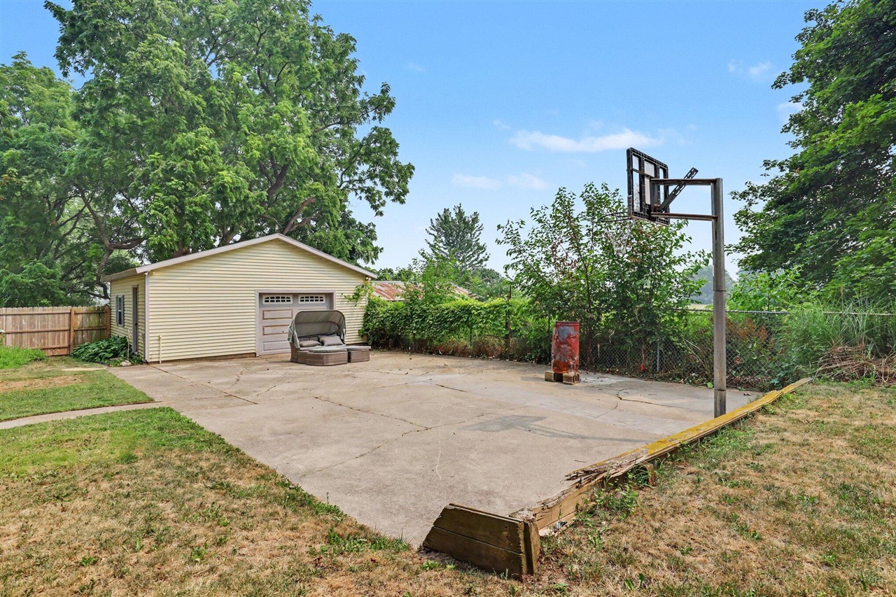 42 E Waterloo Street Property Photo 24