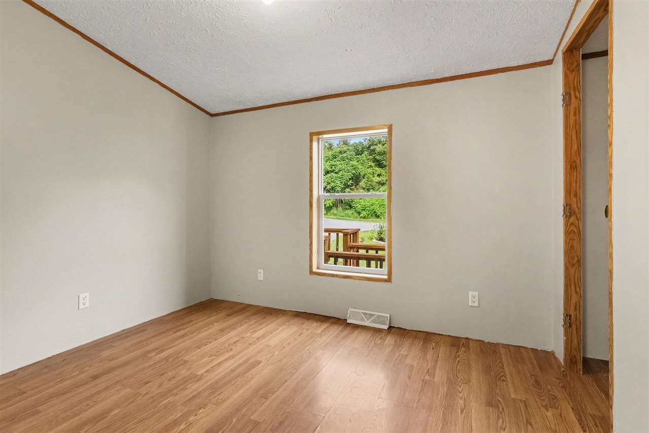 9752 Fuller Road Property Photo 16