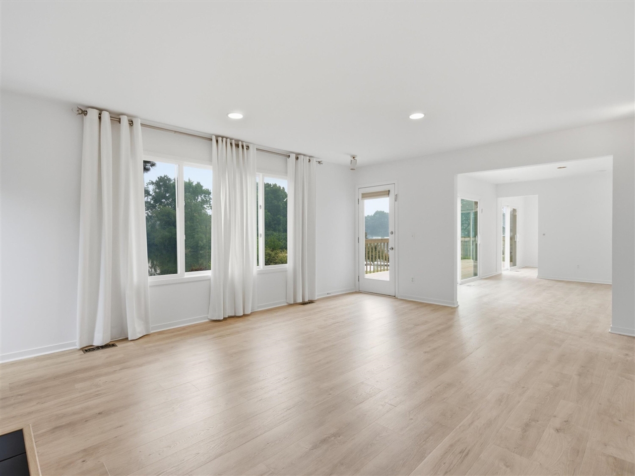 3926 Lakes Edge Drive Property Photo 18
