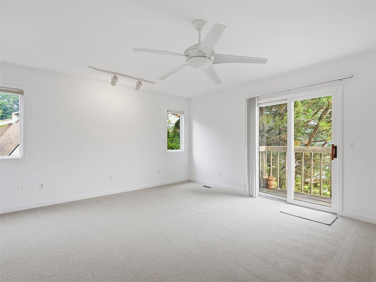 3926 Lakes Edge Drive Property Photo 22
