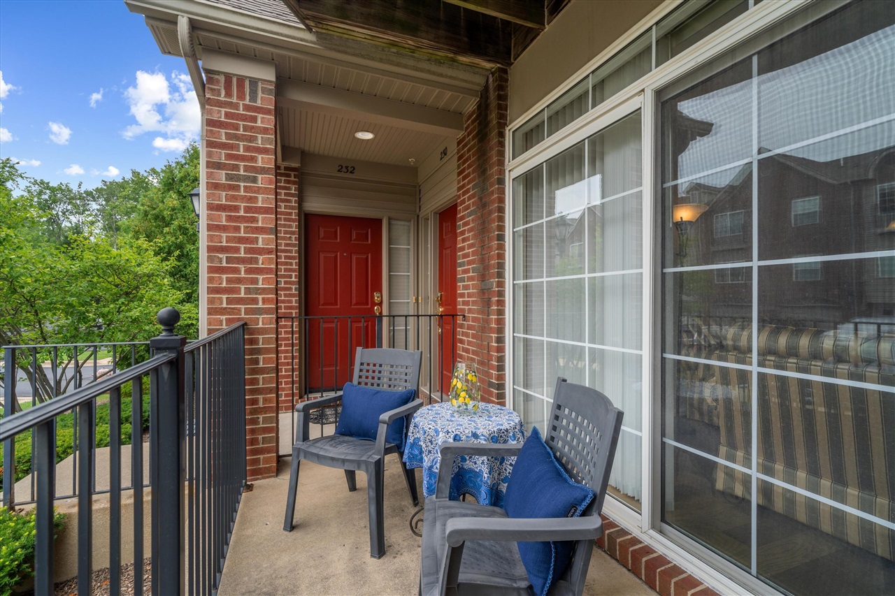 228 W Oakbrook Drive Property Photo 1