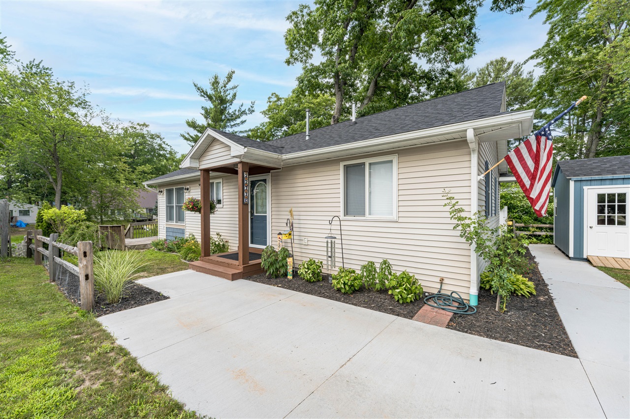 22770 Oak Street Property Photo 1