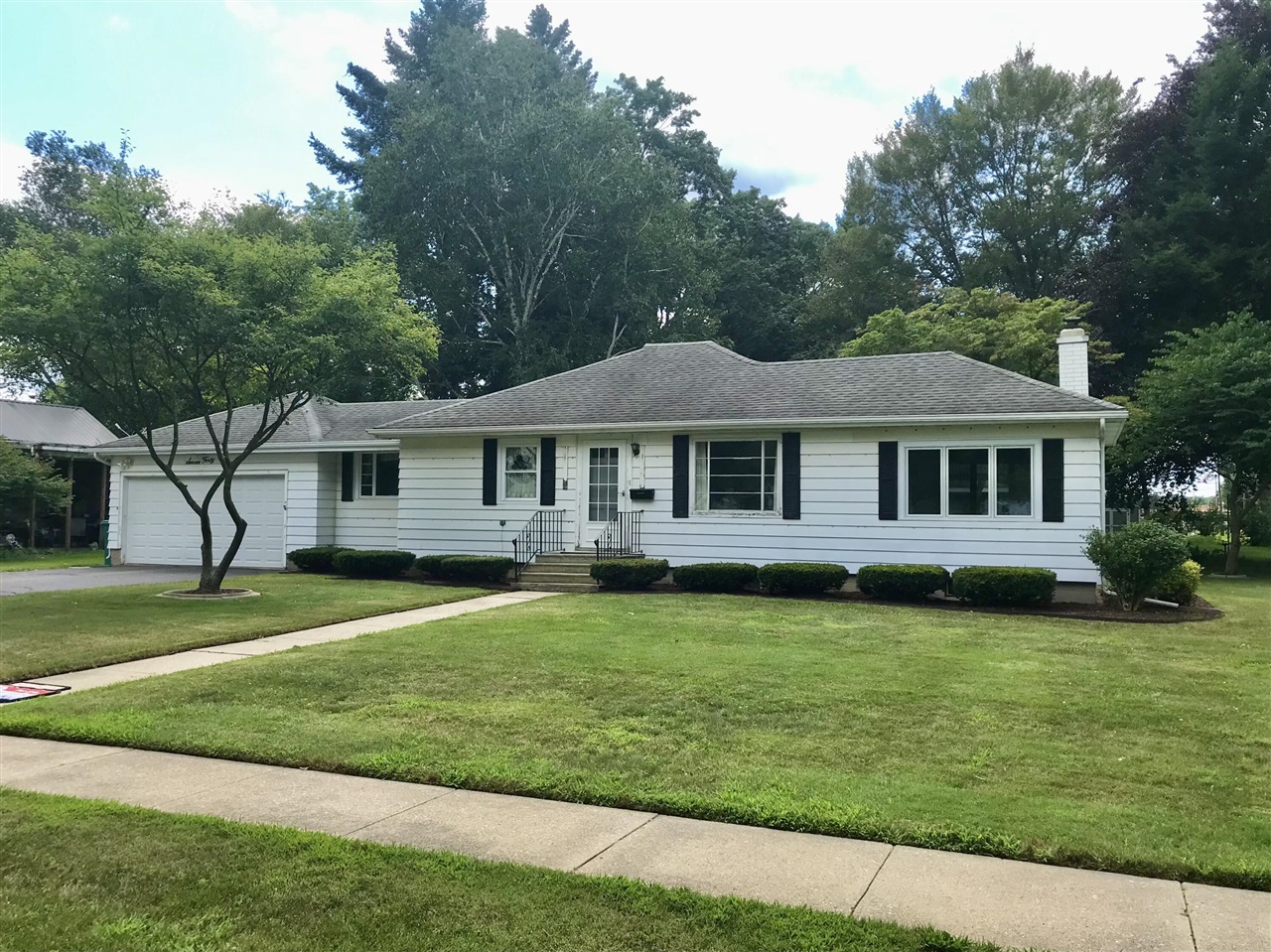 740 White Pigeon Street Property Photo 1