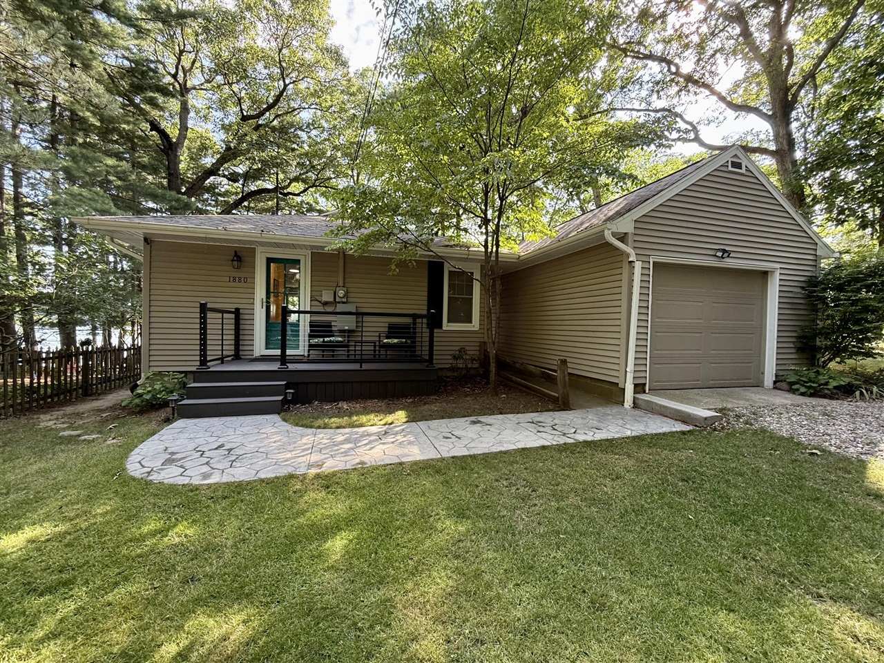 1880 Hemlock Crest Drive Property Photo 1
