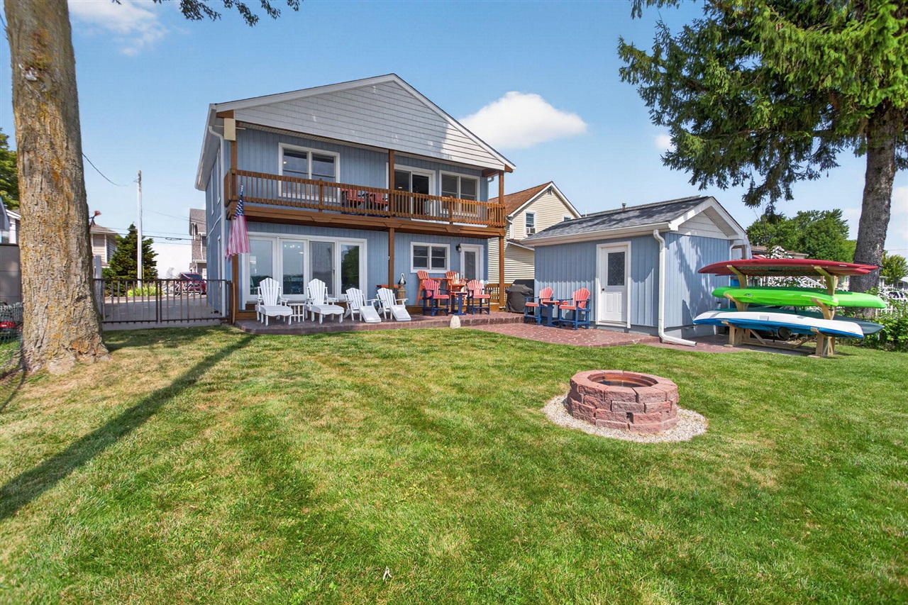 2733 Round Lake Highway Property Photo 1