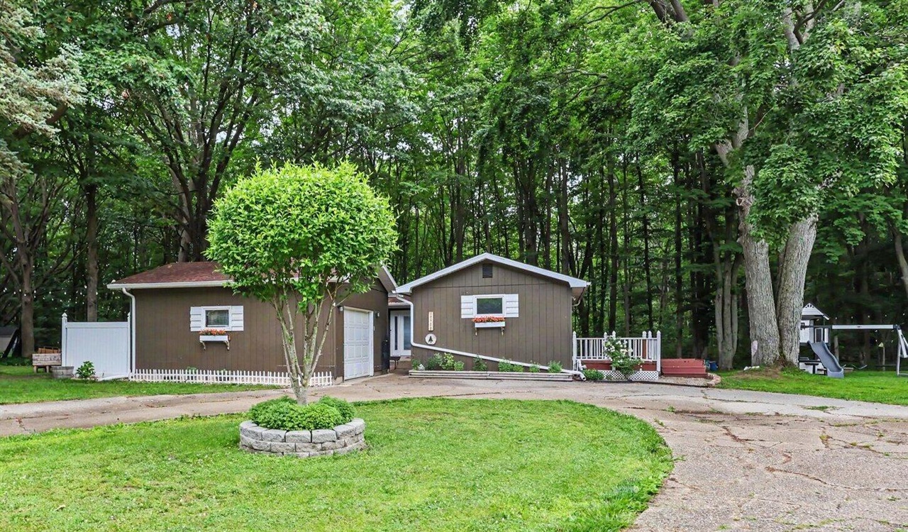 17700 Thornapple Drive Property Photo 1