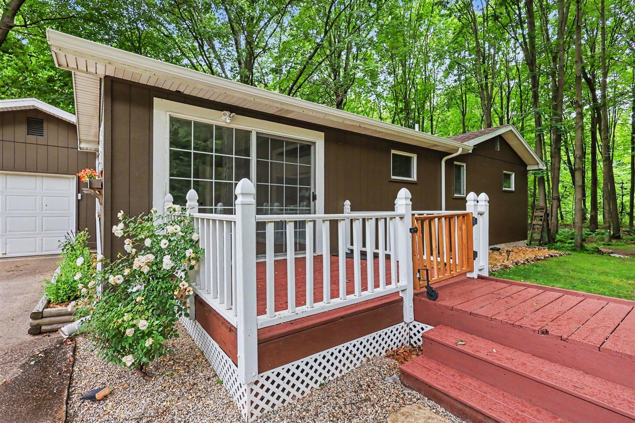 17700 Thornapple Drive Property Photo 2