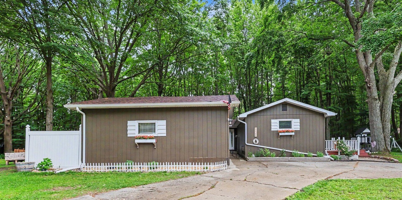 17700 Thornapple Drive Property Photo 5