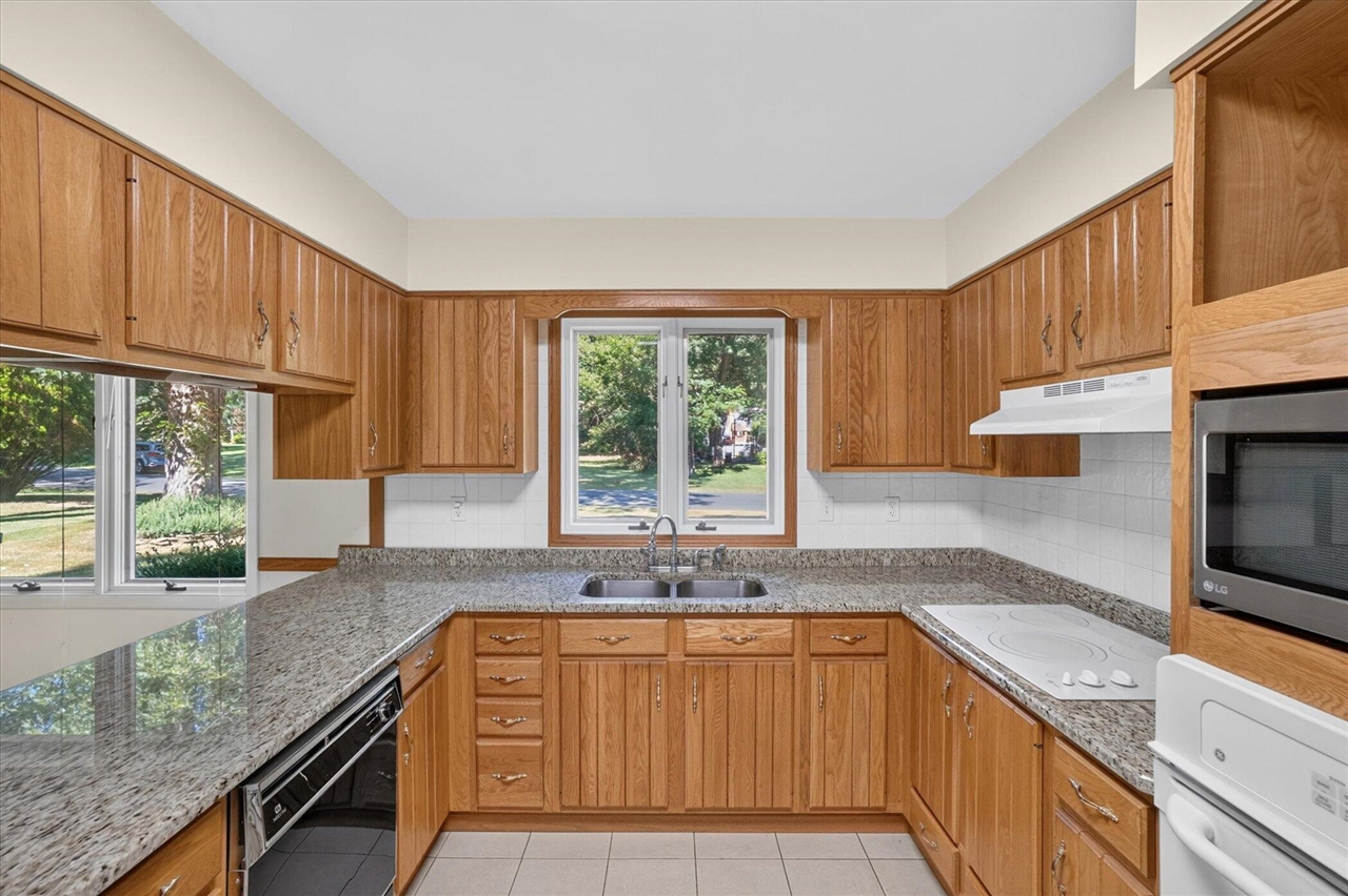 8047 Oak Hill Drive Property Photo 9