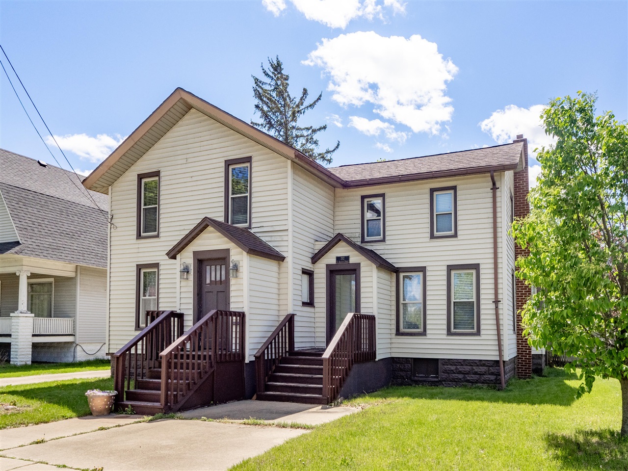 212 E Allegan Street Property Photo 1
