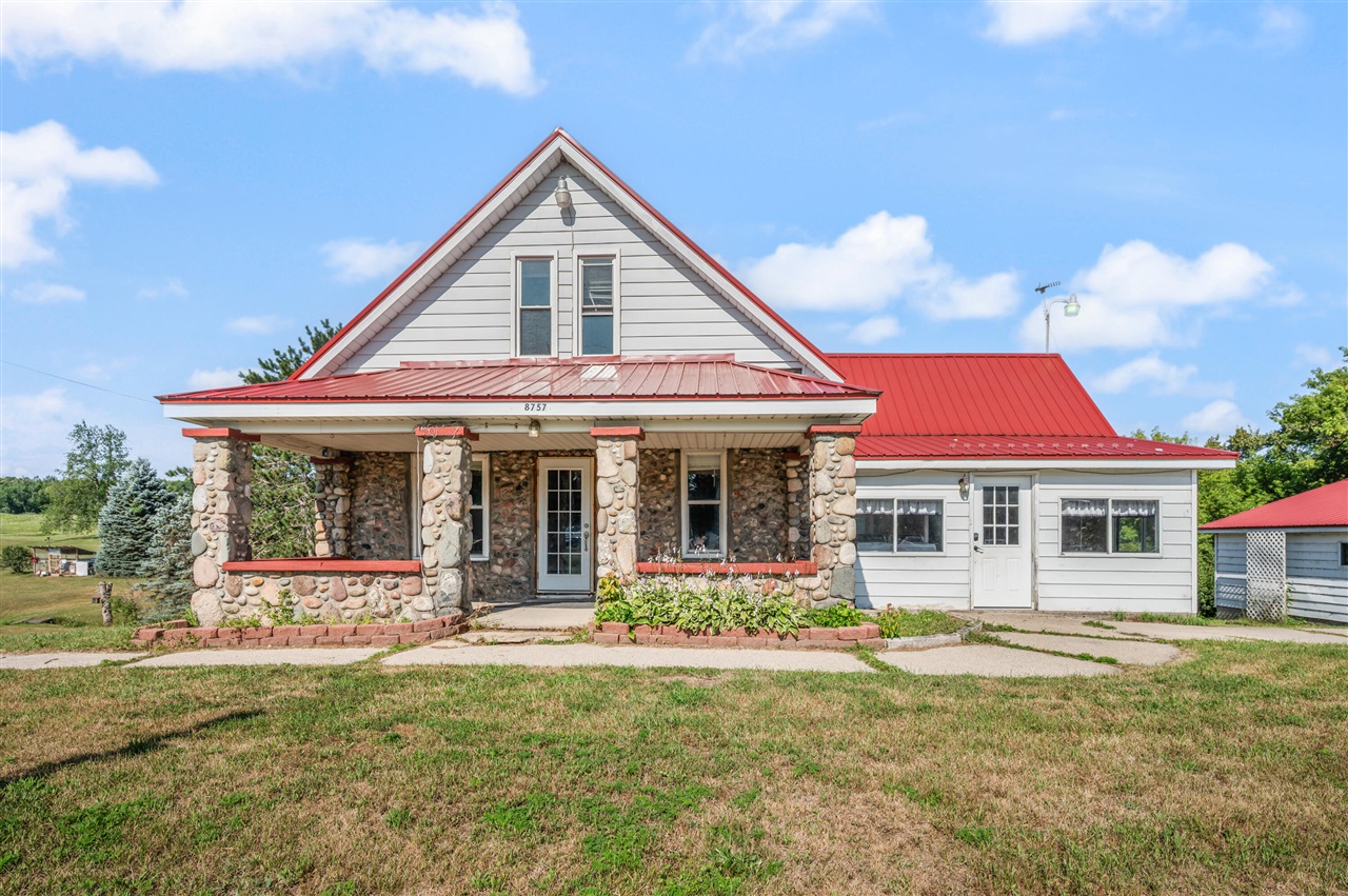 8757 N Clare Avenue Property Photo 1
