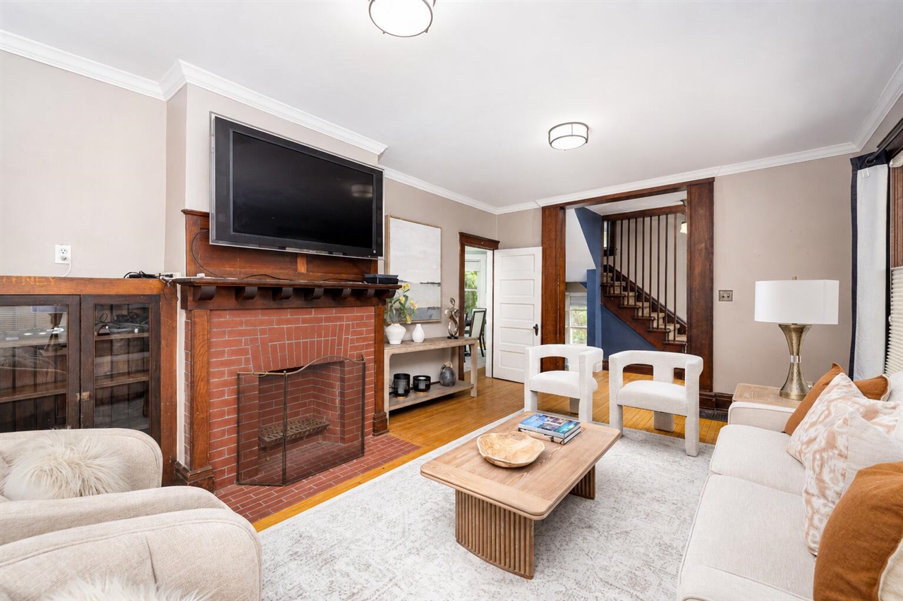 1607 S University Avenue Property Photo 3