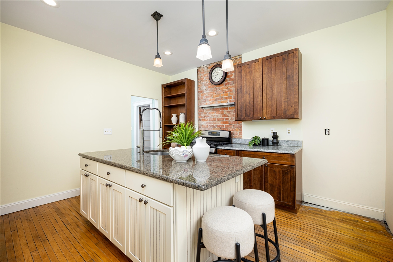 1607 S University Avenue Property Photo 6