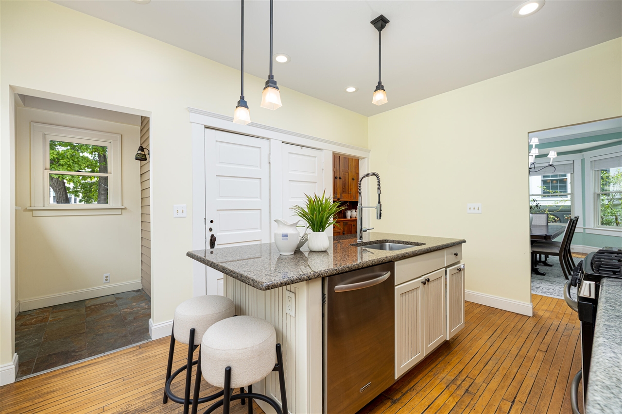 1607 S University Avenue Property Photo 7
