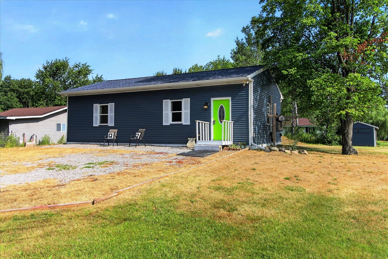 8048 17 Mile Road Property Photo 1