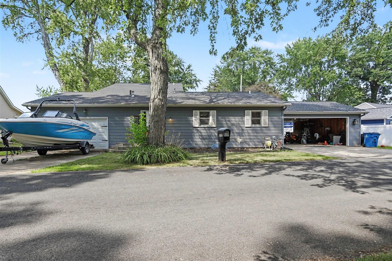 2062 Fern Beach Property Photo 4