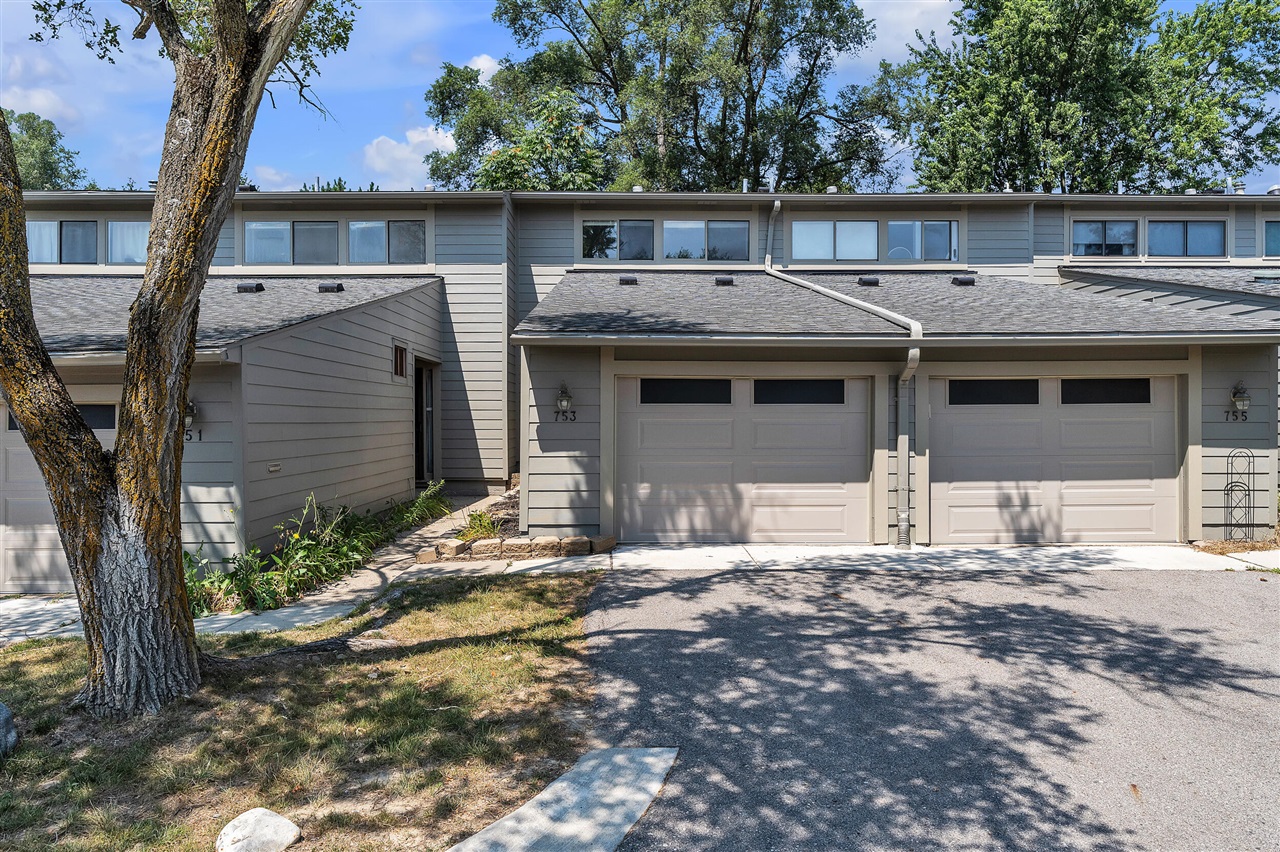 753 Peninsula Court Property Photo 1