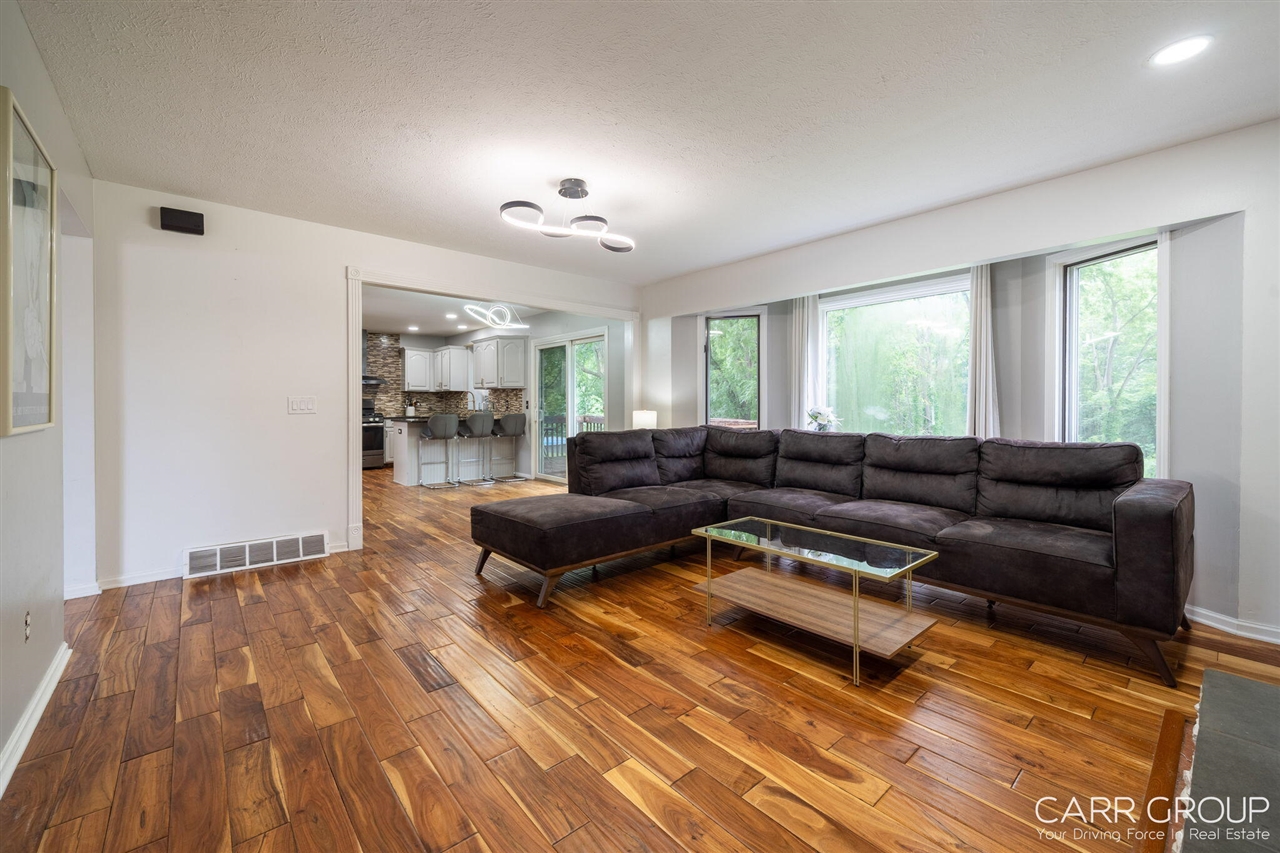 1286 Bentree Property Photo 9