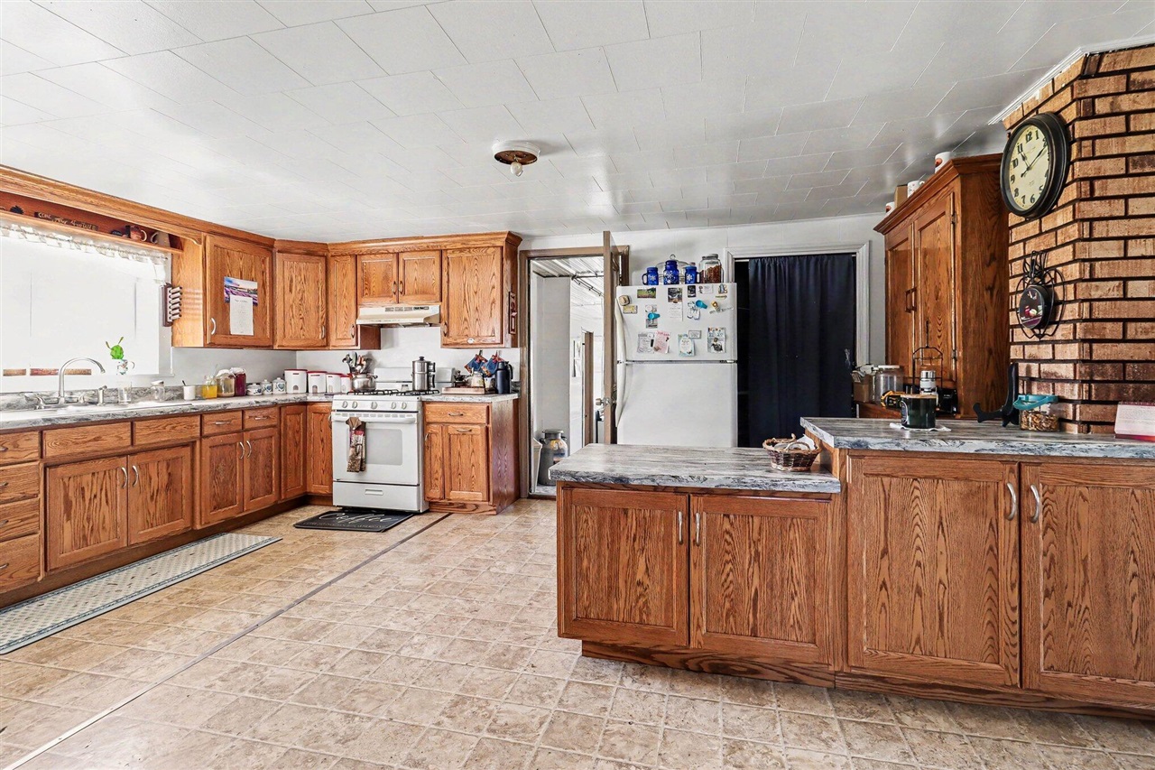 17463 15 Mile Road Property Photo 11