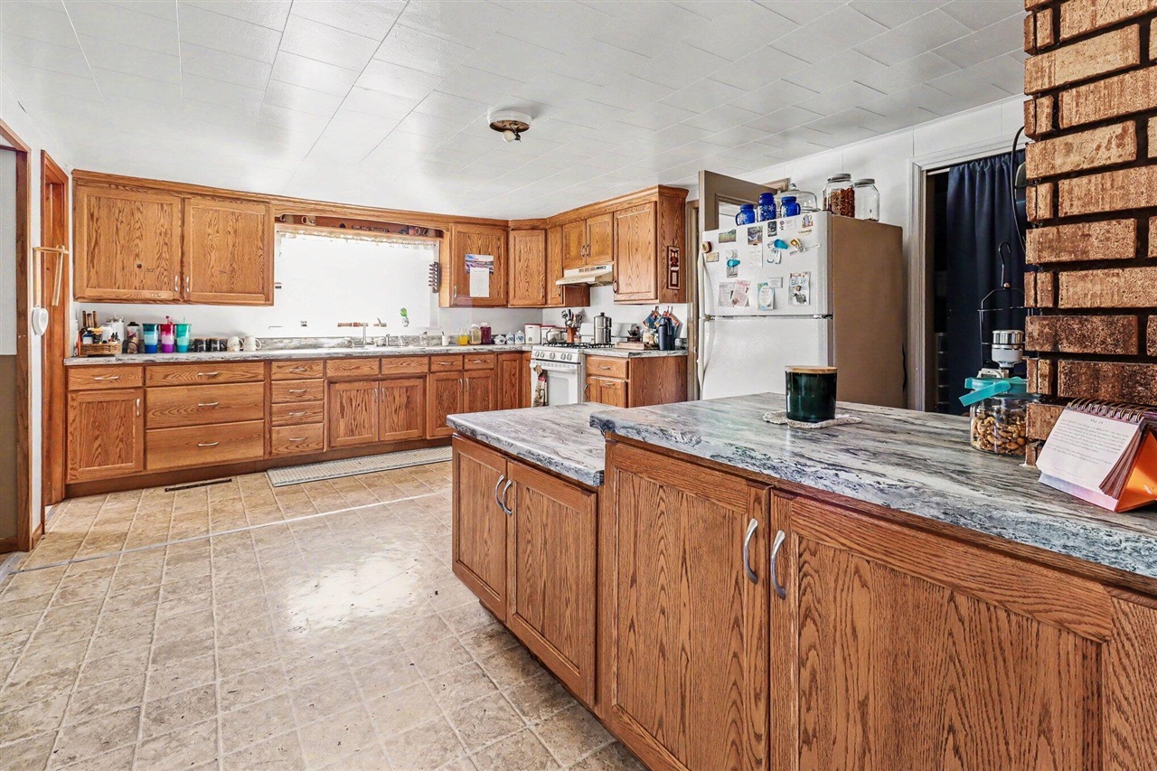17463 15 Mile Road Property Photo 12