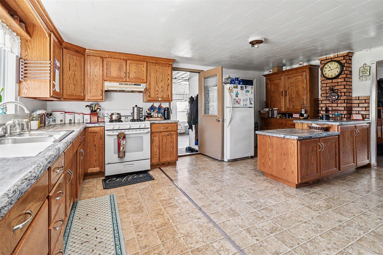 17463 15 Mile Road Property Photo 13
