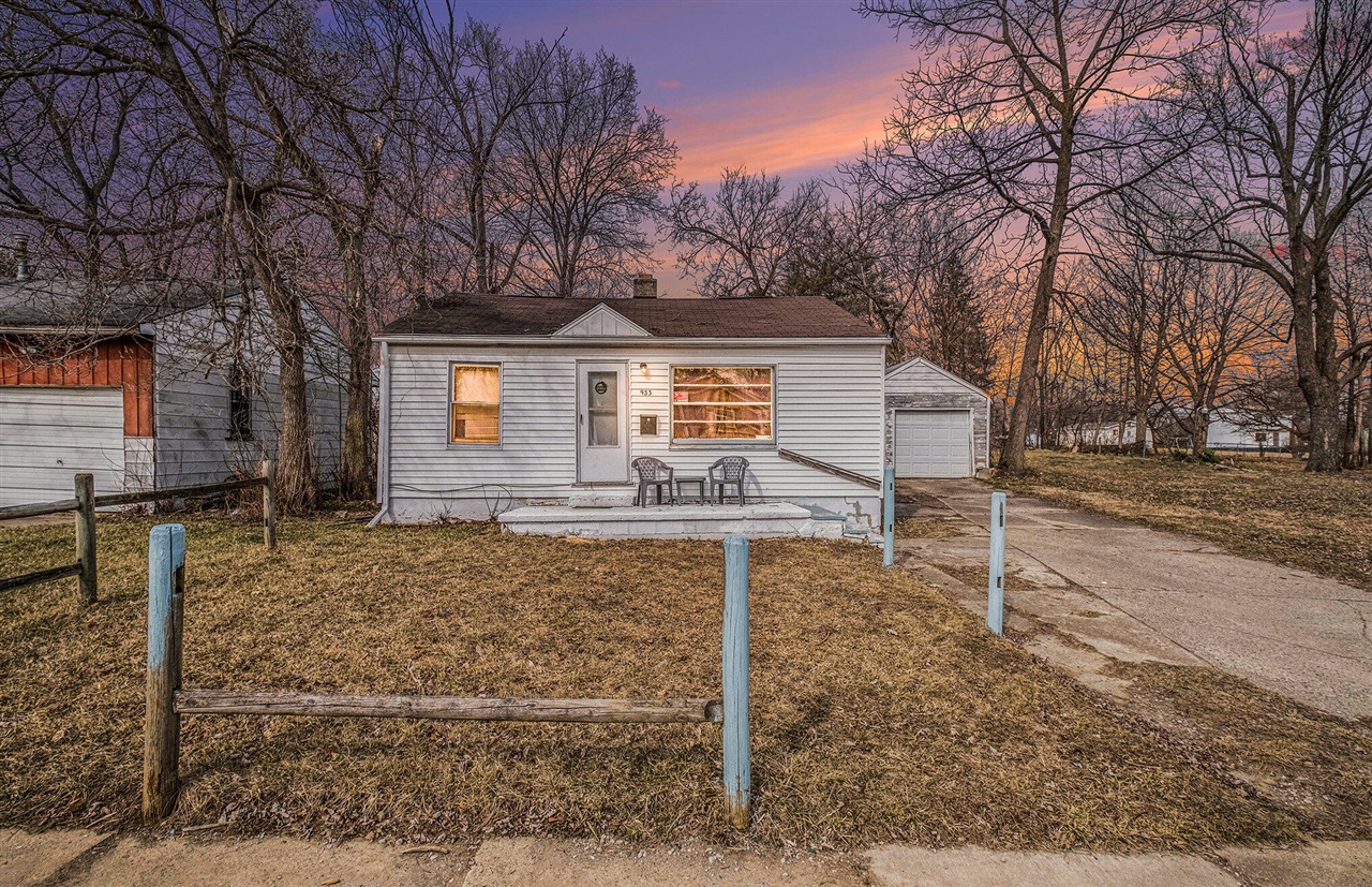 933 E Foss Avenue Property Photo 1