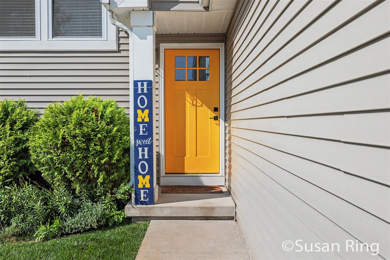 282 Vansen Drive Property Photo 2