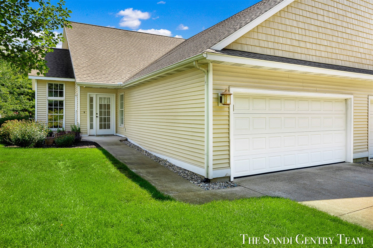 17644 Dustin Drive Property Photo 1