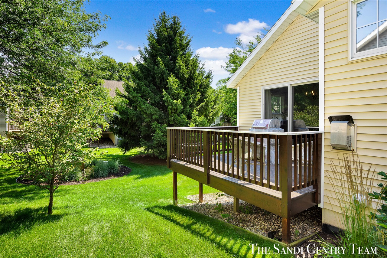 17644 Dustin Drive Property Photo 3