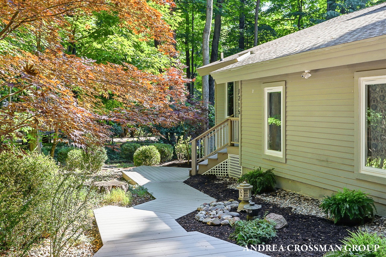 1215 Ash Drive Property Photo 7