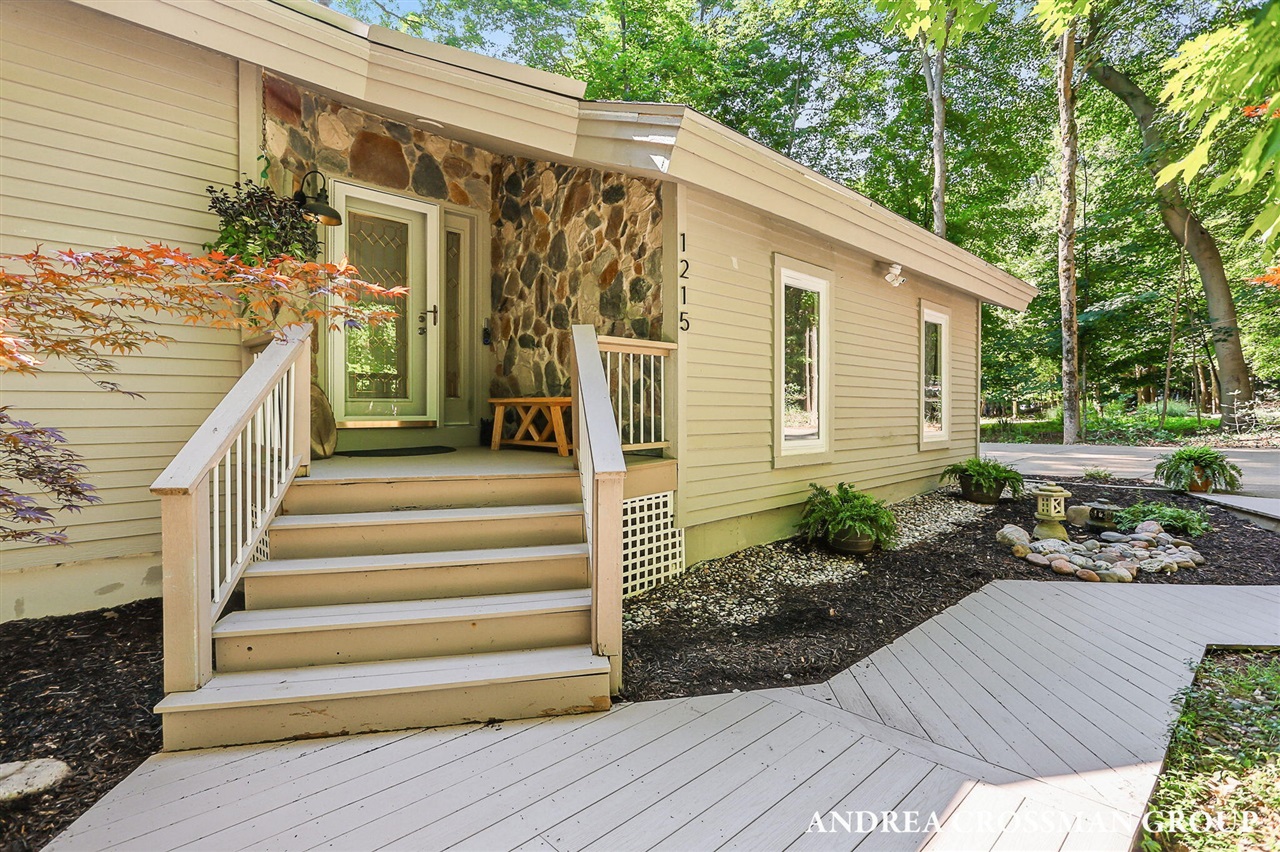 1215 Ash Drive Property Photo 8