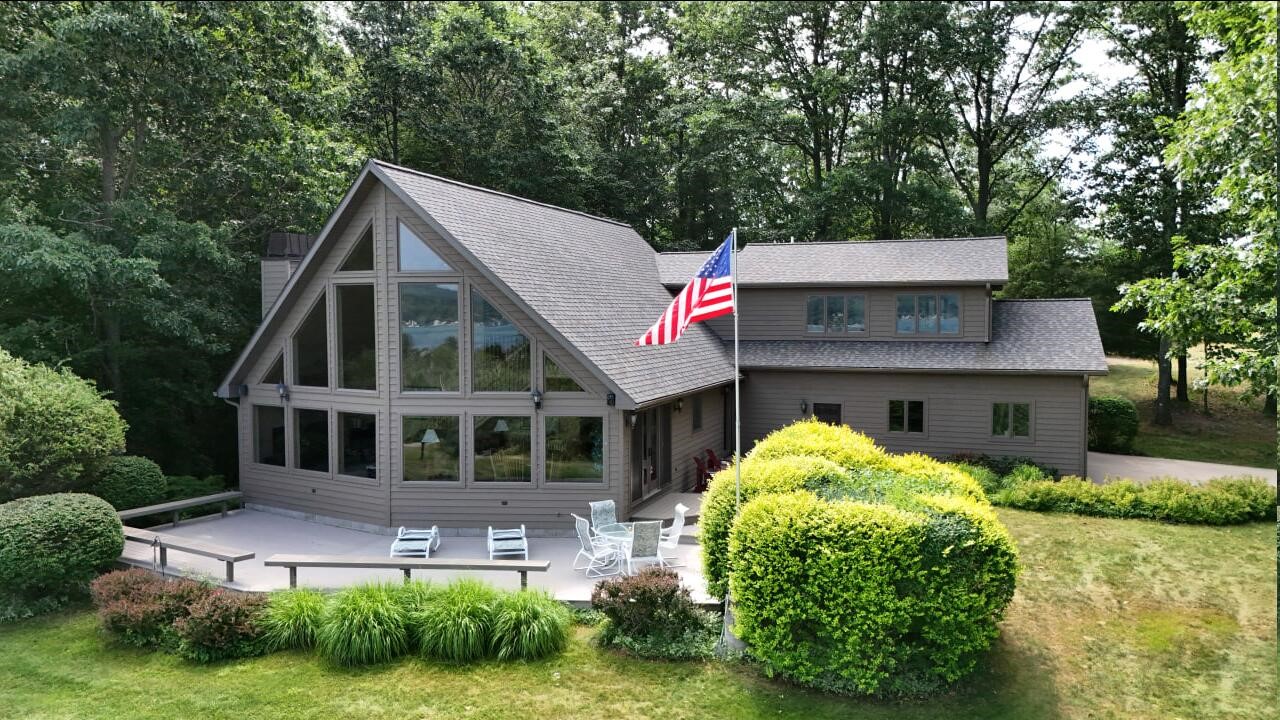 4821 Crescent Beach Road Property Photo 1