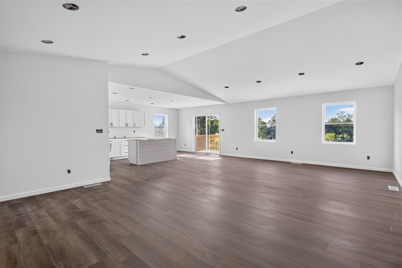 14869 Hilltop Drive Property Photo 4