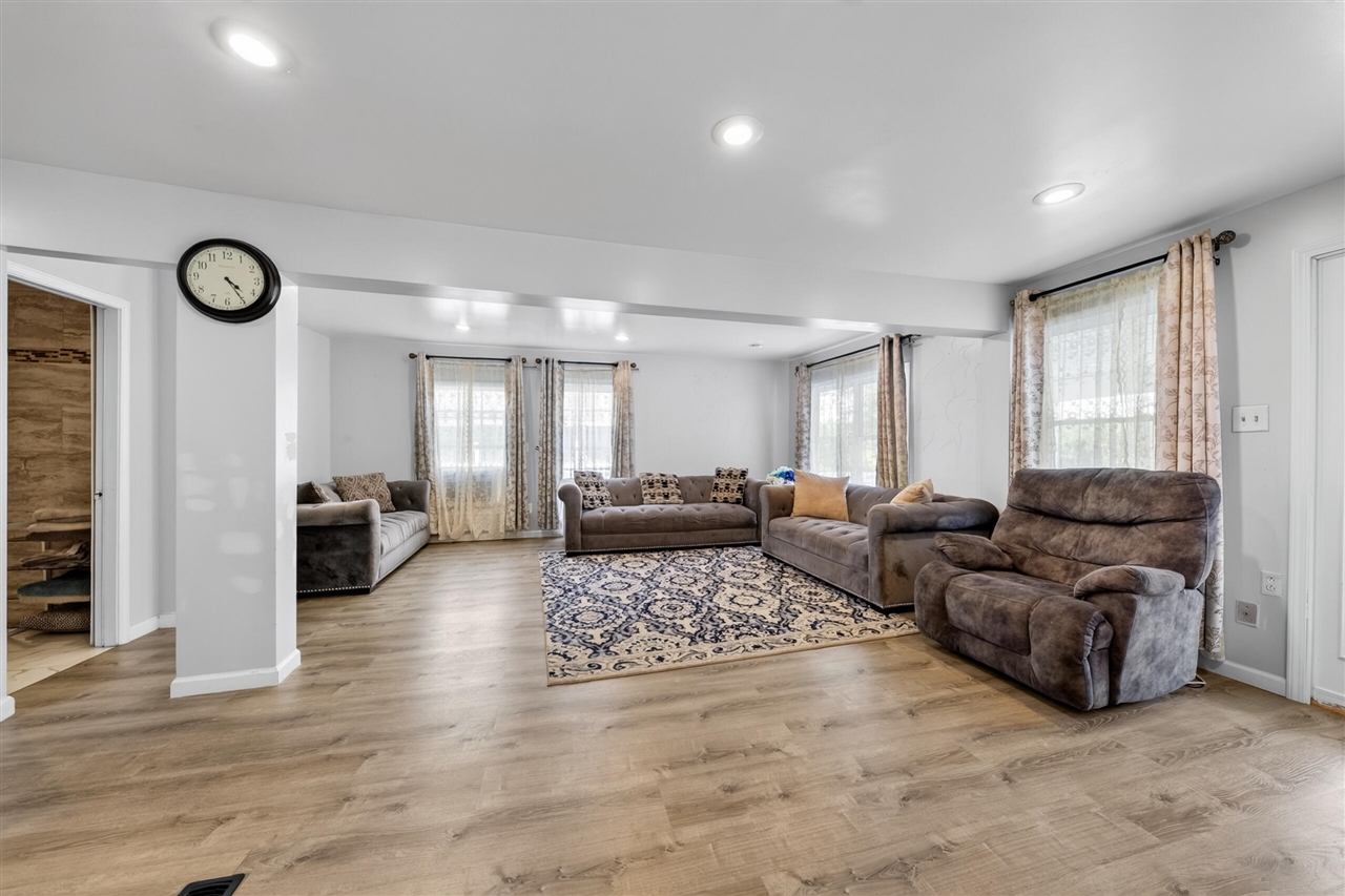 8410 W Newburg Road Property Photo 15