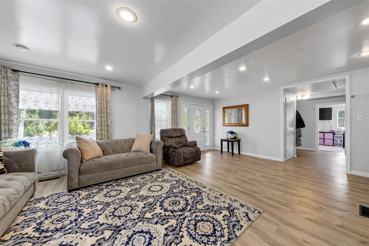8410 W Newburg Road Property Photo 16