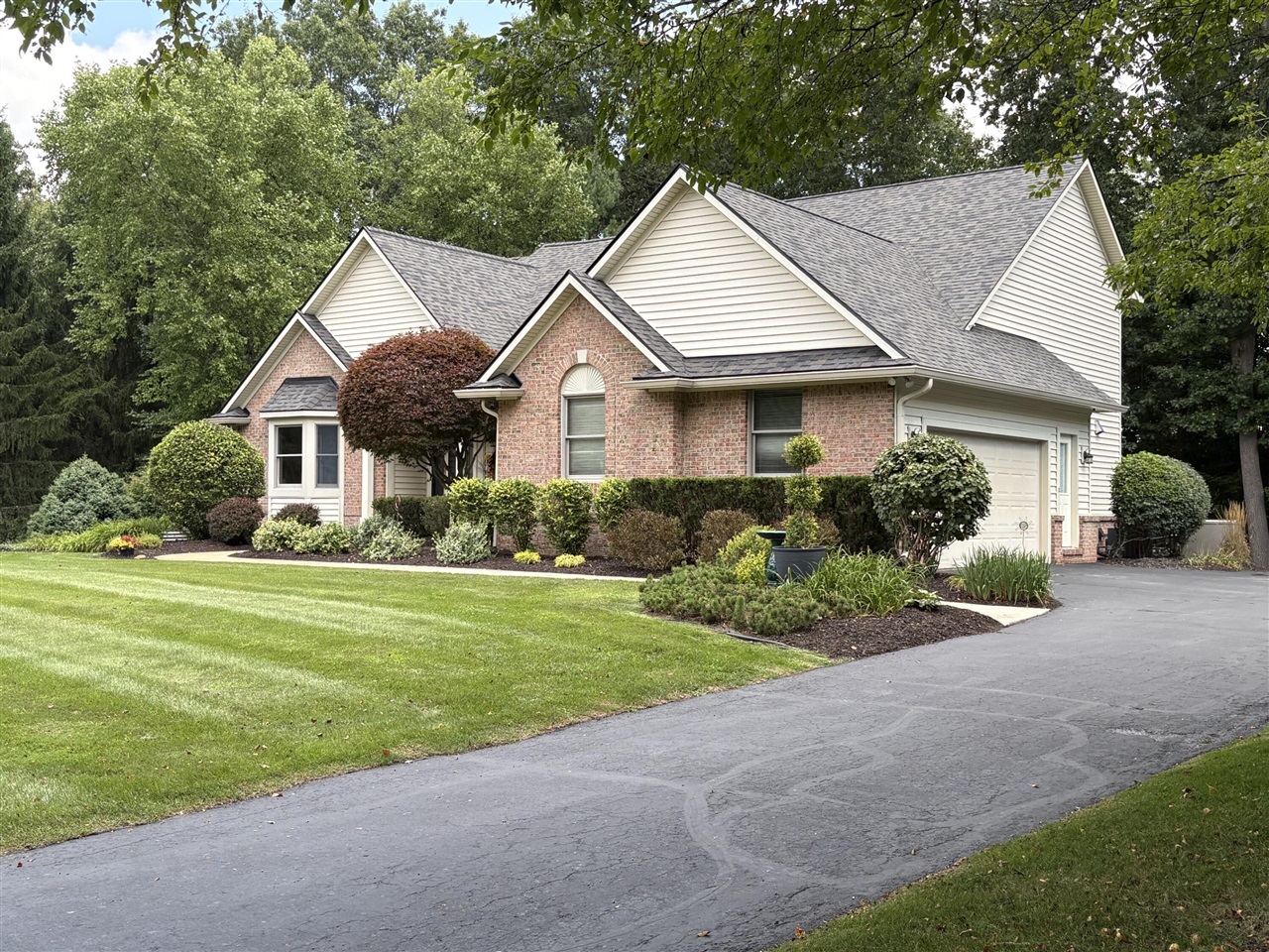 7708 Hunters Pointe Property Photo 3
