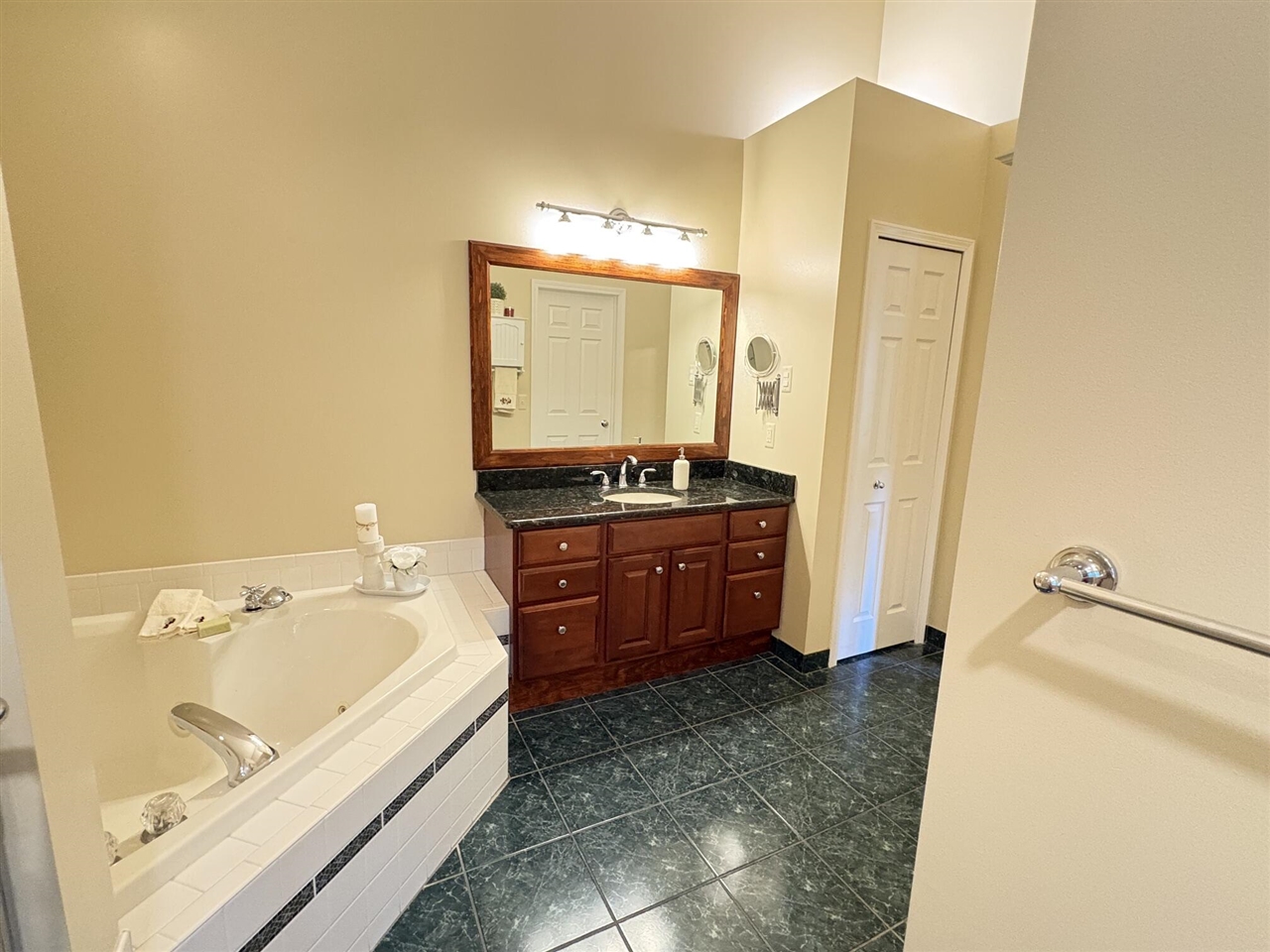7708 Hunters Pointe Property Photo 34