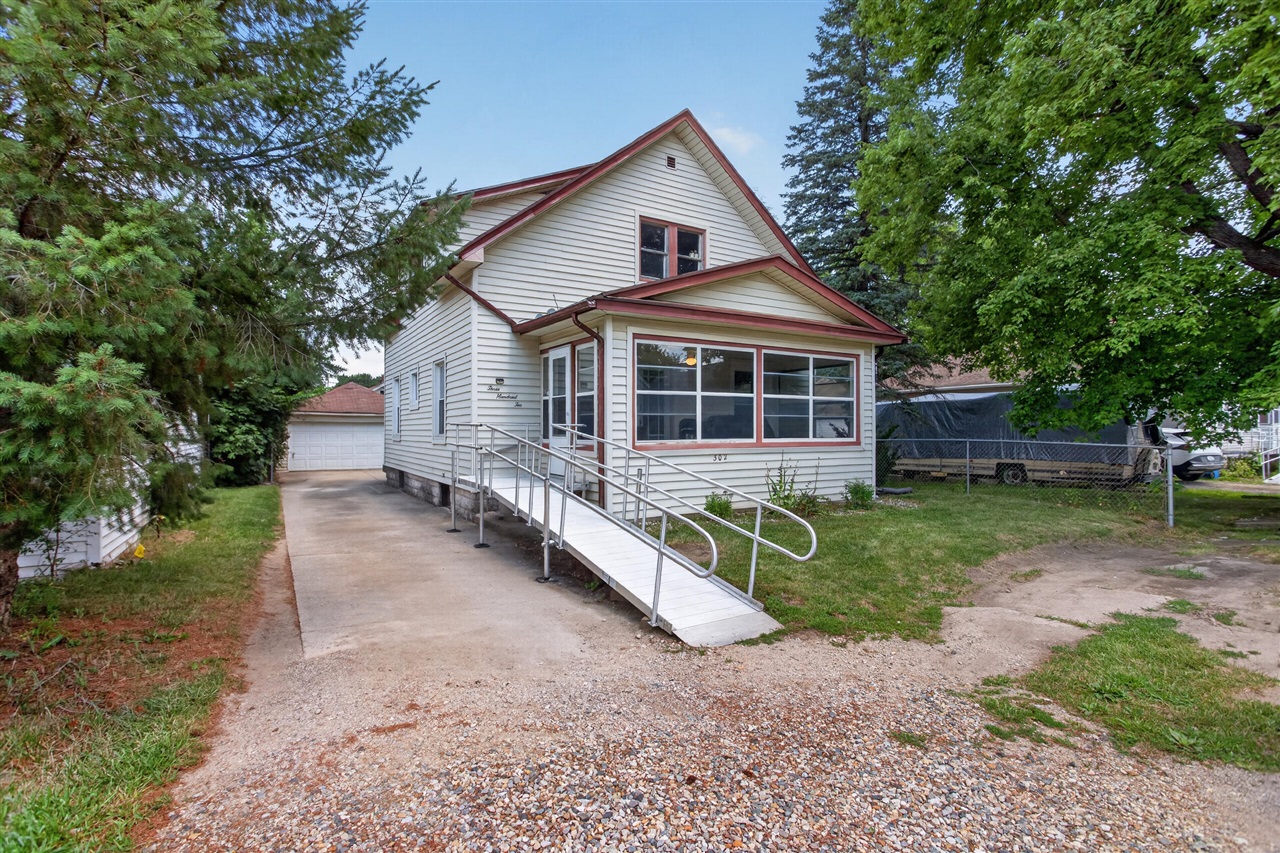 302 Cass Avenue Property Photo 1