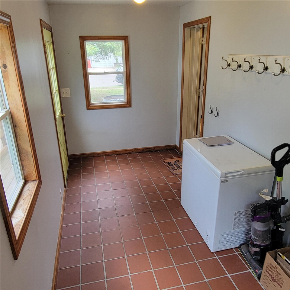 8 E Barton Street Property Photo 7