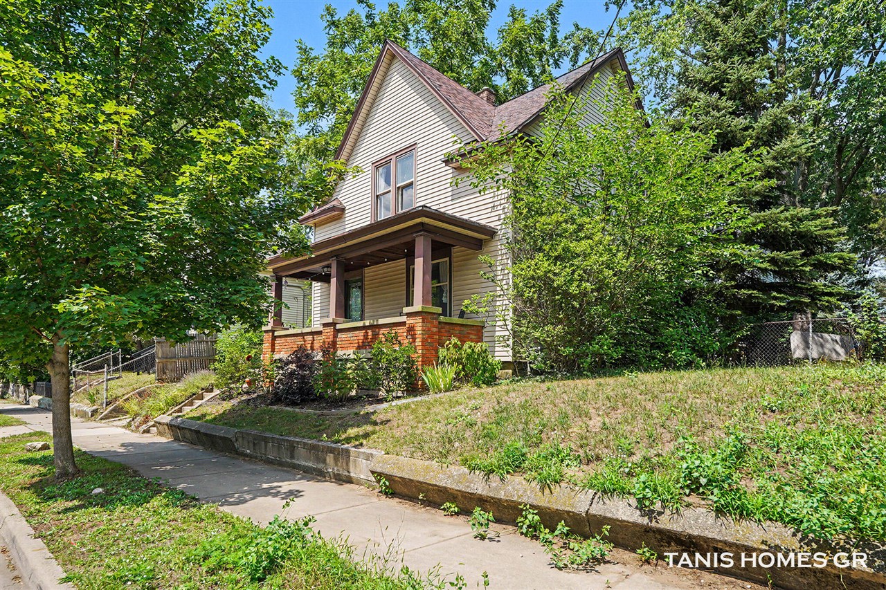 1121 Baxter Street Property Photo 1