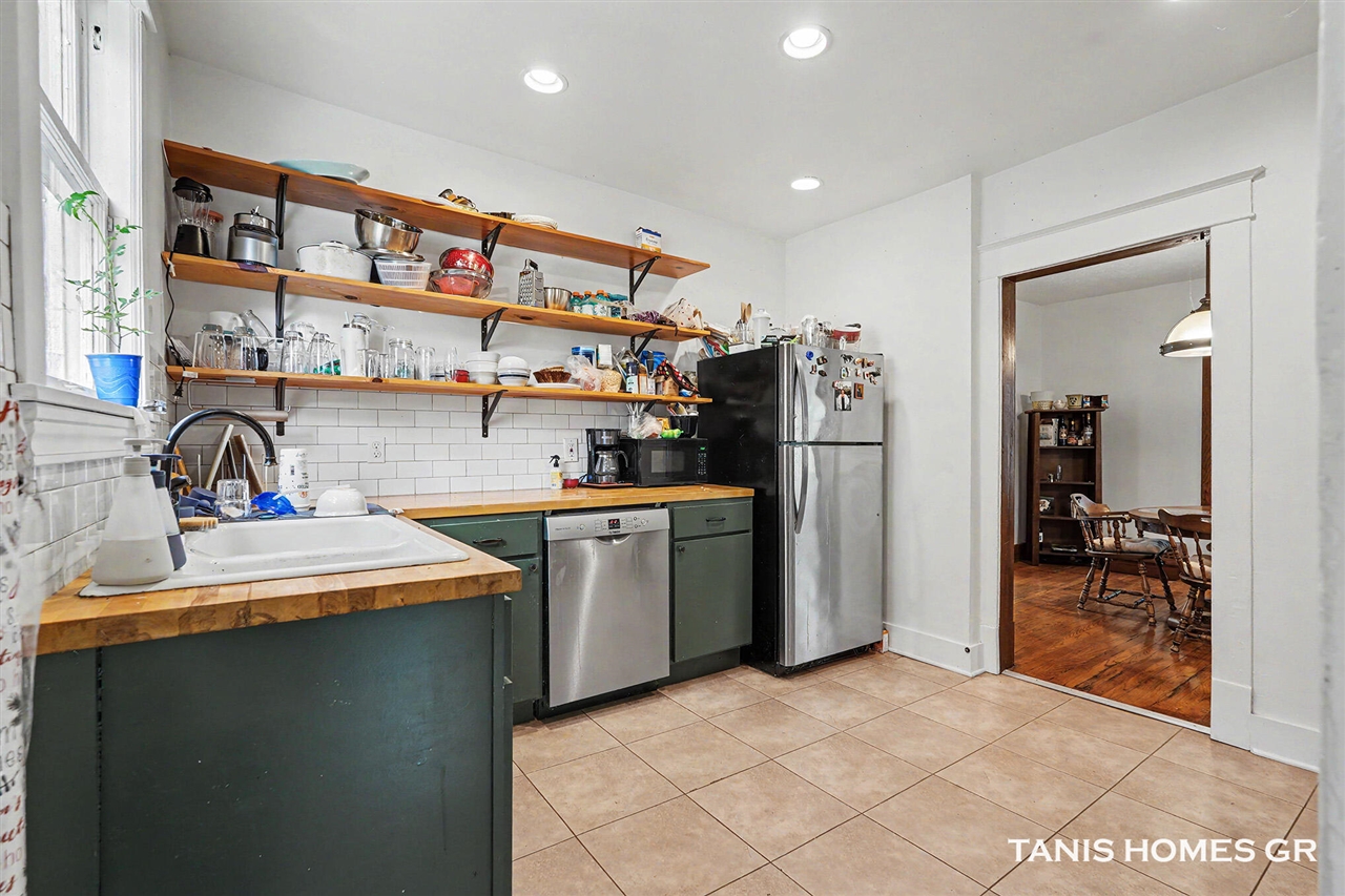 1121 Baxter Street Property Photo 8