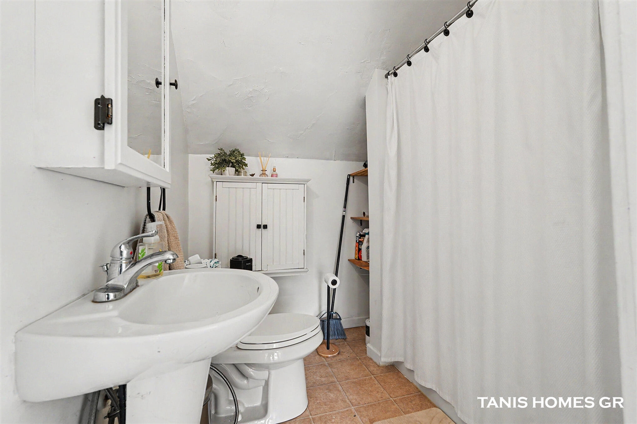 1121 Baxter Street Property Photo 9