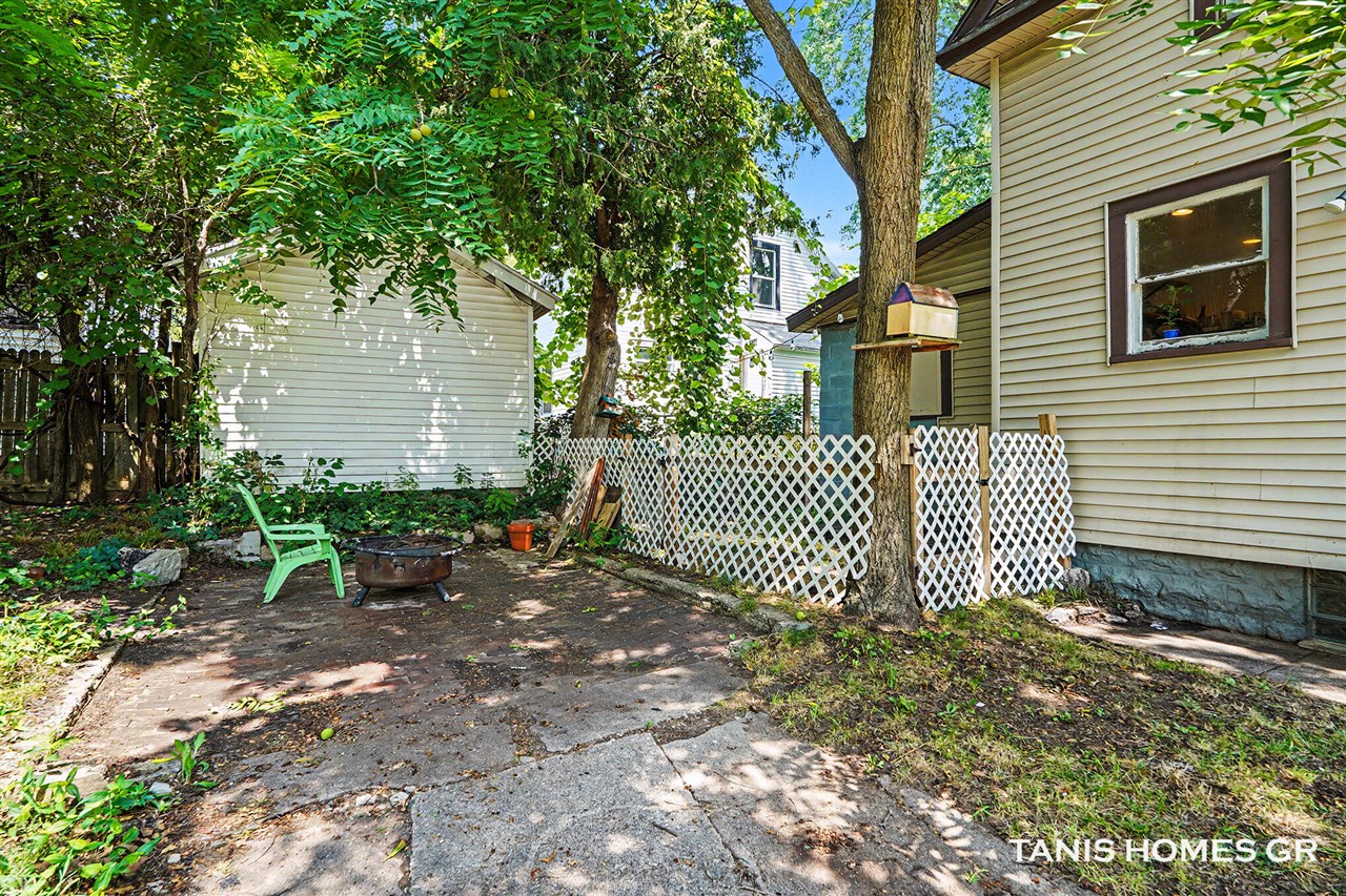 1121 Baxter Street Property Photo 20