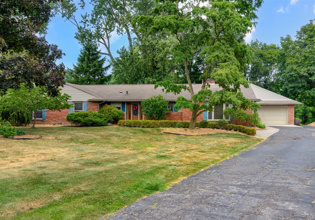 899 Fox Run Property Photo 1