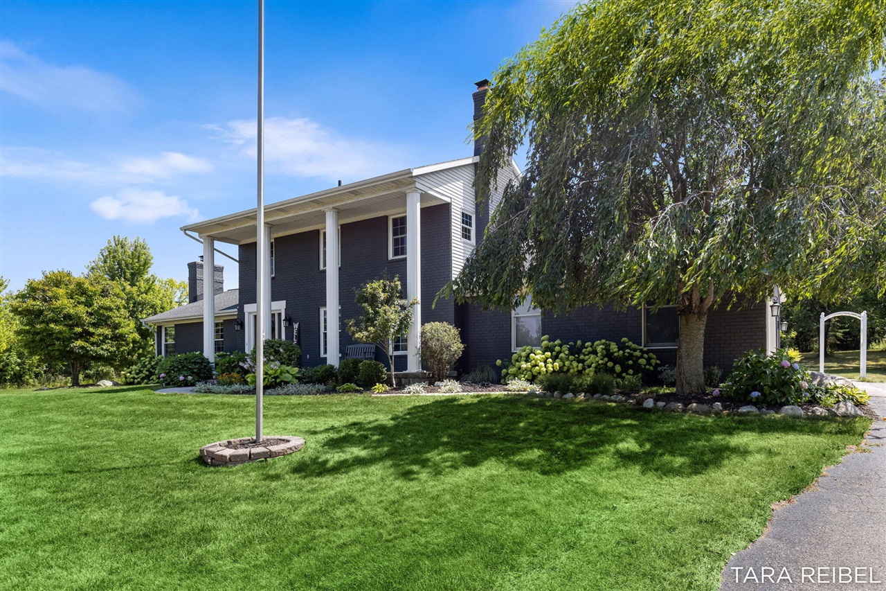 990 Riley Street Property Photo 4