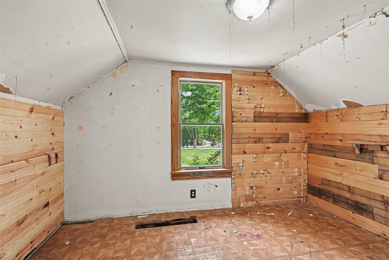 14525 Lakeshore Avenue Property Photo 13