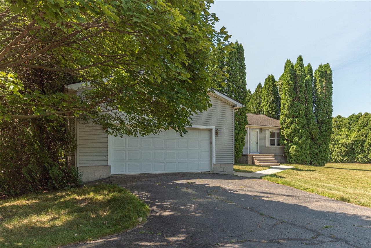 8002 Willow Road Property Photo 3